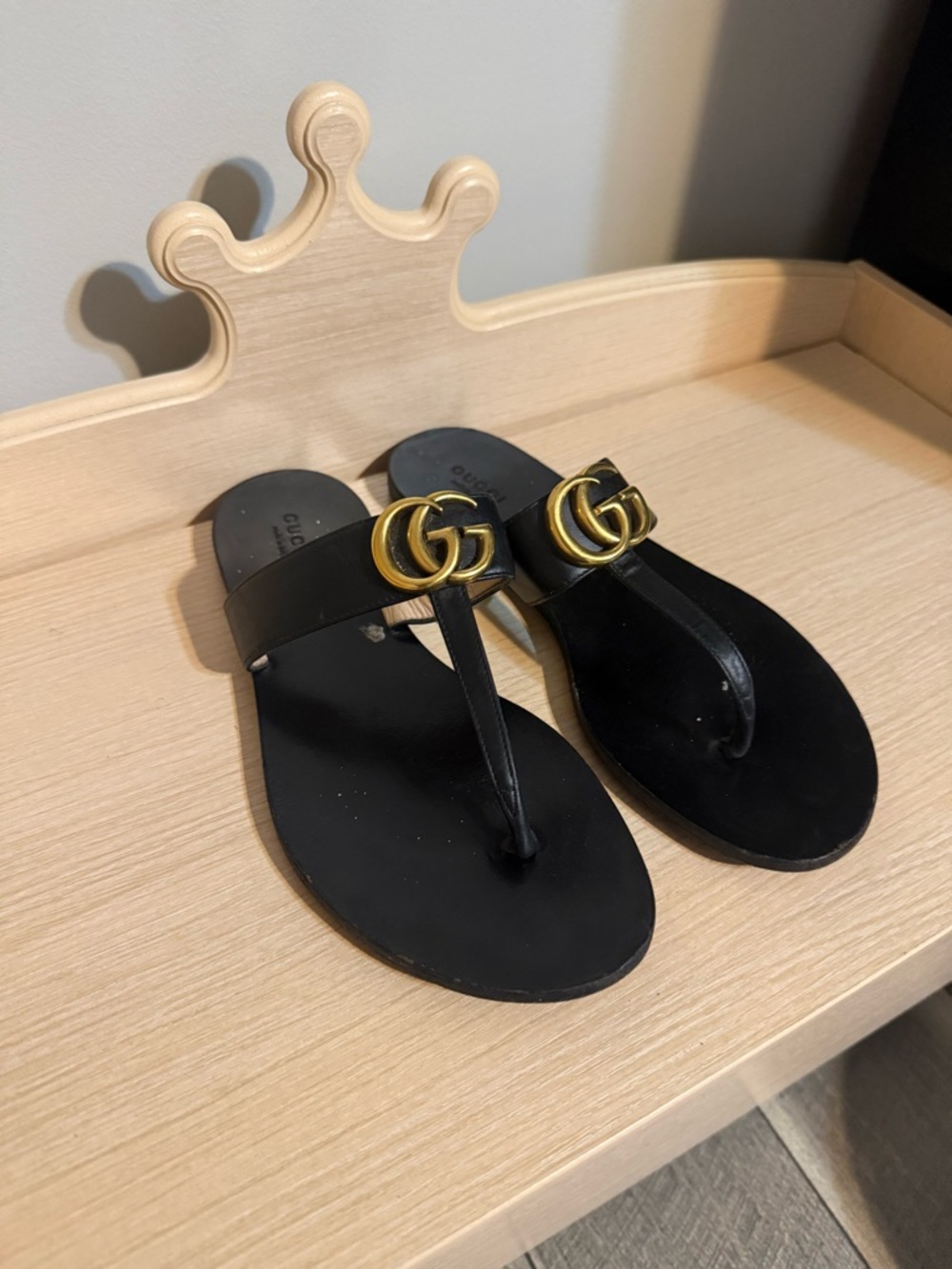 Gucci Black Leather GG Logo Thong Sandals with Gold Hardware - Picture 2 of 3